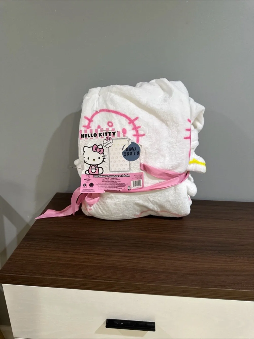 Hello Kitty White and Pink Hooded Plush Blanket - Picture 7 of 8